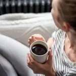 التوقف عن شرب القهوة.. ماذا يحدث للدماغ خلال الأيام الأولى وما الفوائد بعد تجاوز الانسحاب؟