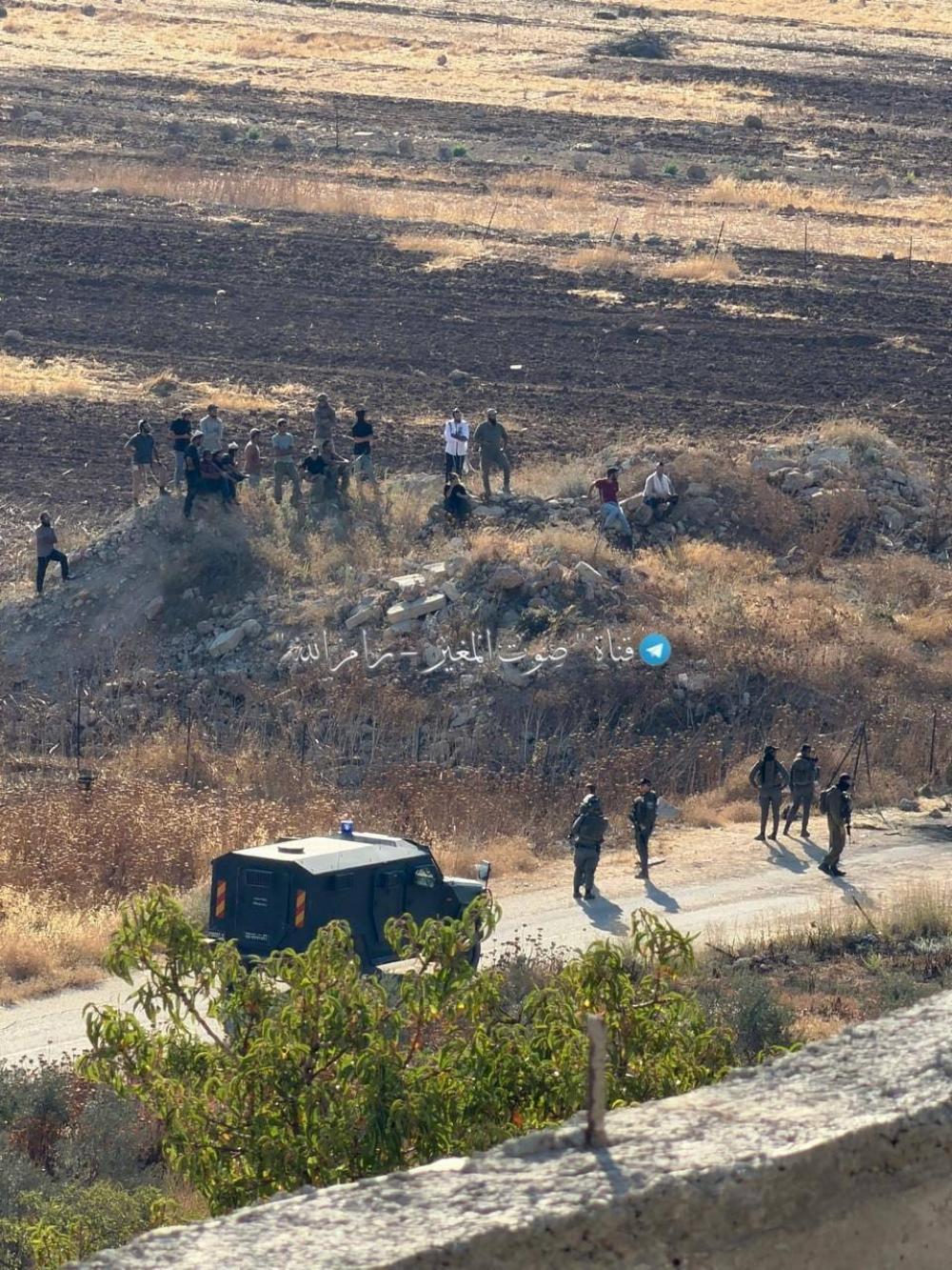 مستوطنون بحماية قوات الاحتلال أطلقوا الغاز على مواطنين أثناء حراثة أراضيهم شمال شرق رام الله