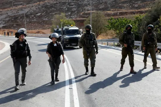 تصعيد ميداني واسع: اعتداءات للمستوطنين واقتحامات واعتقالات إسرائيلية في عدة مناطق بالضفة