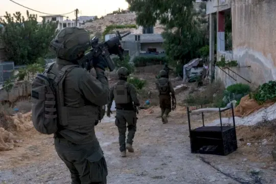 إصابات بالرصاص والاختناق واعتقالات خلال اقتحامات إسرائيلية متفرقة بالضفة الغربية