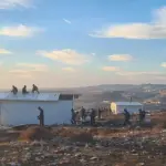تصعيد في القدس.. مستوطنون يقيمون بؤرة استيطانية جديدة واعتداءات وإصابات واعتقال نجل المحافظ