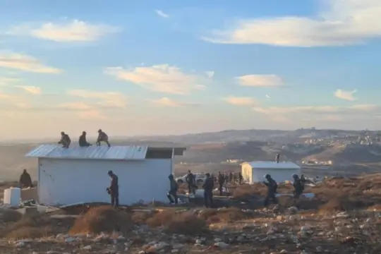 تصعيد في القدس.. مستوطنون يقيمون بؤرة استيطانية جديدة واعتداءات وإصابات واعتقال نجل المحافظ