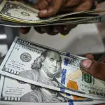 الدولار يقترب من أفضل أداء أسبوعي في 4 أشهر مع تصاعد التوترات الجيوسياسية