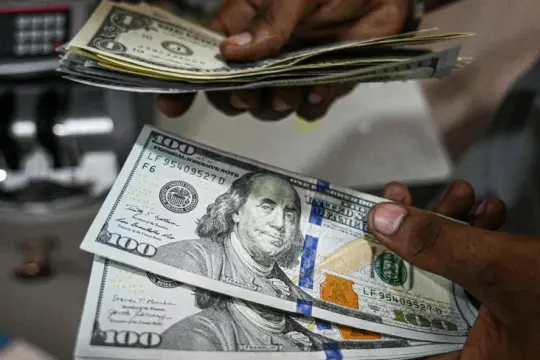 الدولار يقترب من أفضل أداء أسبوعي في 4 أشهر مع تصاعد التوترات الجيوسياسية