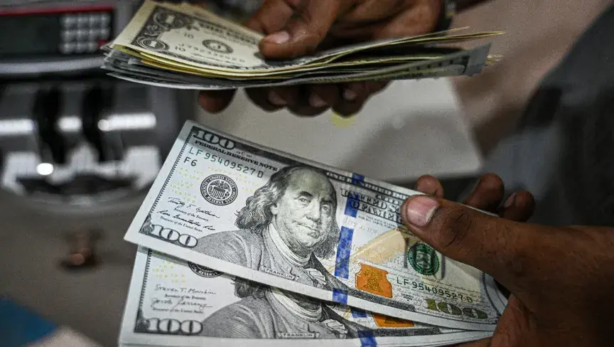 الدولار يقترب من أفضل أداء أسبوعي في 4 أشهر مع تصاعد التوترات الجيوسياسية