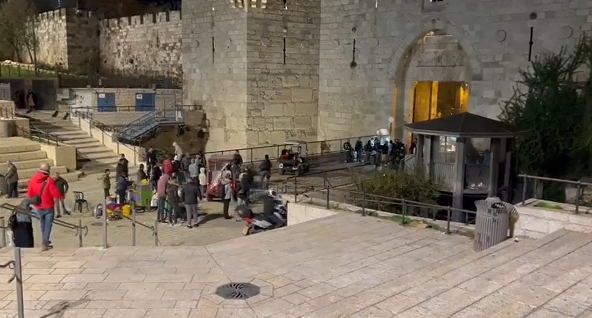 إجبار المحال التجارية على الإغلاق ونصب حاجز عسكري في واد الربابة بسلوان