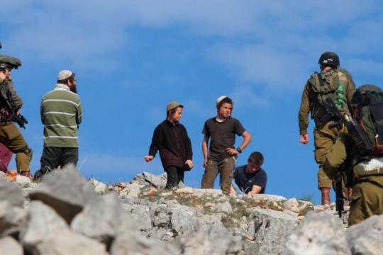 مواطنون يتصدّون لهجوم مستوطنين في مخماس شمال شرق القدس