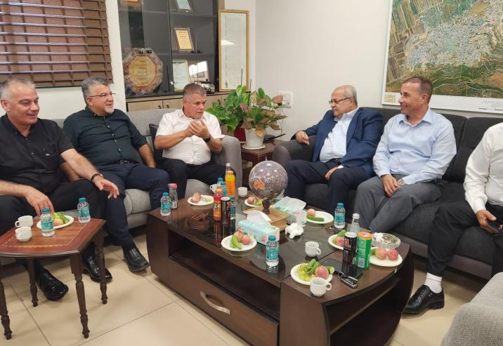 الطيبي وجبارين ورؤساء سلطات محلية يشددون على أهمية المشاركة وتعزيز التمثيل العربي