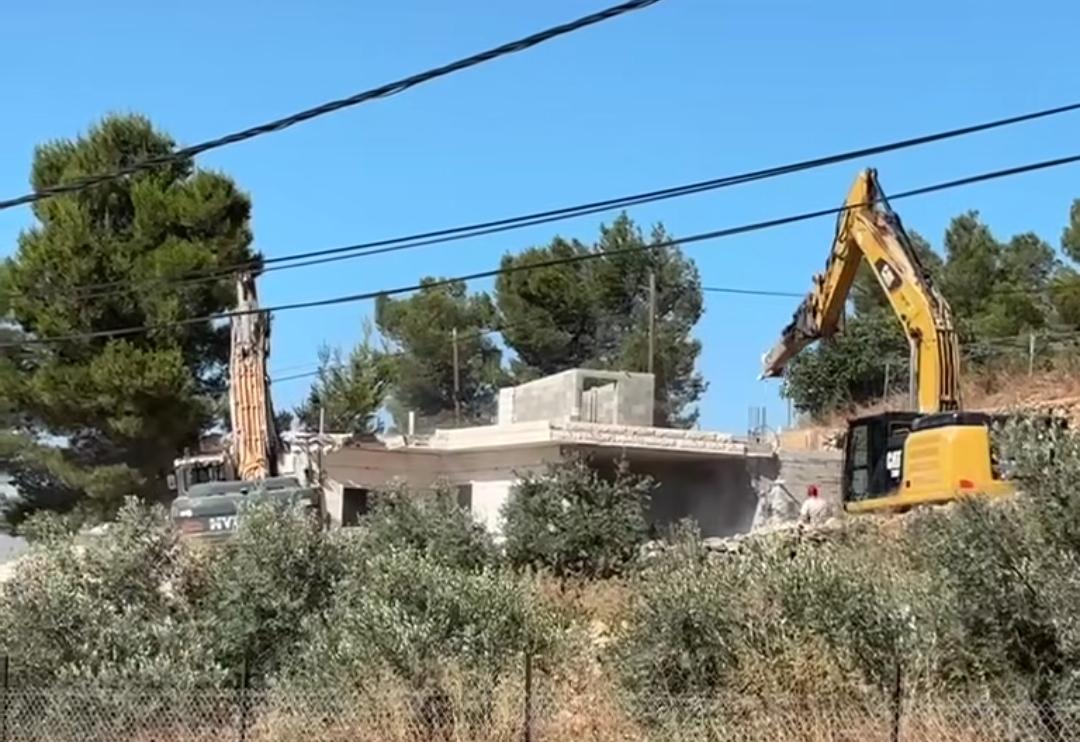 جرافات الاحتلال دمرت منزلين بمساحة 120 مترًا مربعًا لكل منهما دون السماح بإخراج المقتنيات، وسط تصاعد عمليات الهدم في الضفة الغربية.