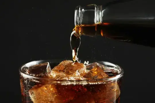 هل تؤثر المشروبات الغازية الخالية من السكر على مستويات سكر الدم؟ إليك الحقيقة