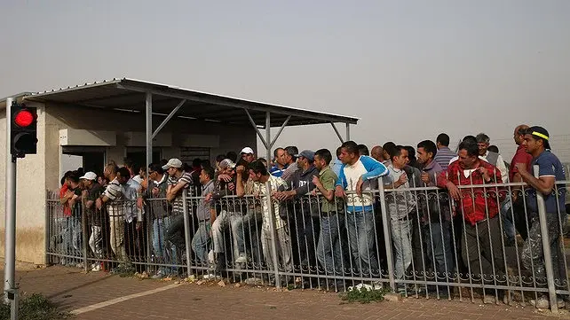 القرار يأتي عقب تصعيد أمني أخير، مع استثناء المناطق الصناعية وإمكانية منح تصاريح خاصة لبعض مواقع البناء.