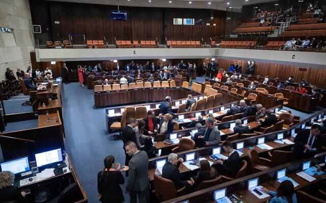 مشاريع تشمل تقليص صلاحيات المستشارة القضائية، وإصلاح الإعلام، وتوسيع امتيازات المستوطنات وسط انتقادات واسعة من المعارضة