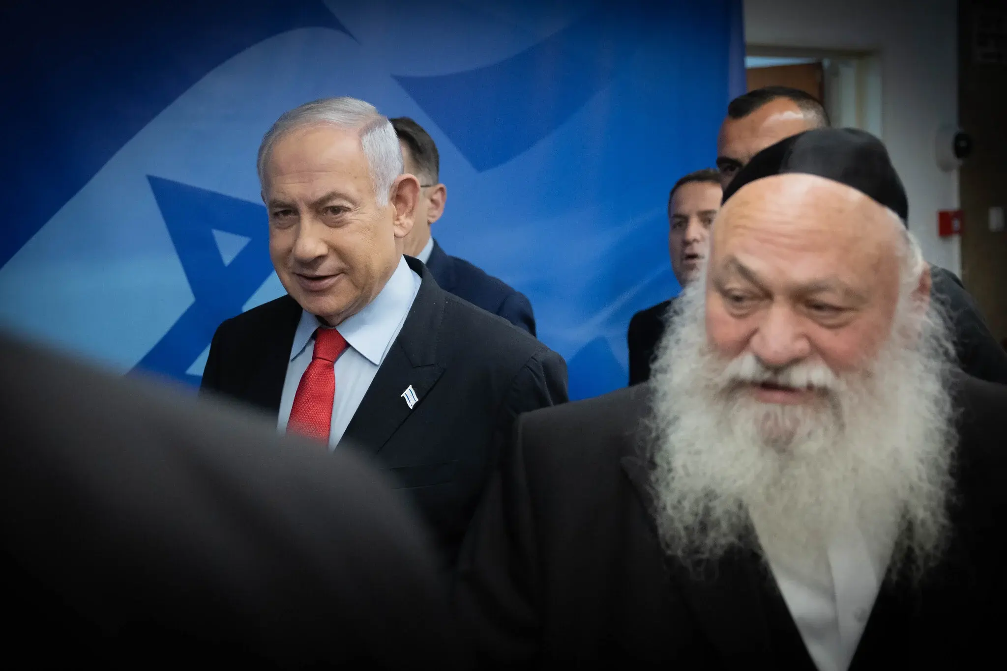 رئيس الحكومة يتعهد بإقرار القانون رغم معارضة داخل الائتلاف وتحذيرات من وقف ميزانيات المعاهد التوراتية