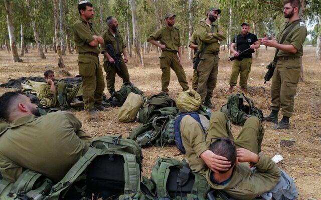 خطة تشمل تسريح آلاف الجنود واستبدال ألوية احتياط بوحدات نظامية في الجبهتين الشمالية والضفة الغربية وسط حديث عن "العودة إلى الروتين الأمني".