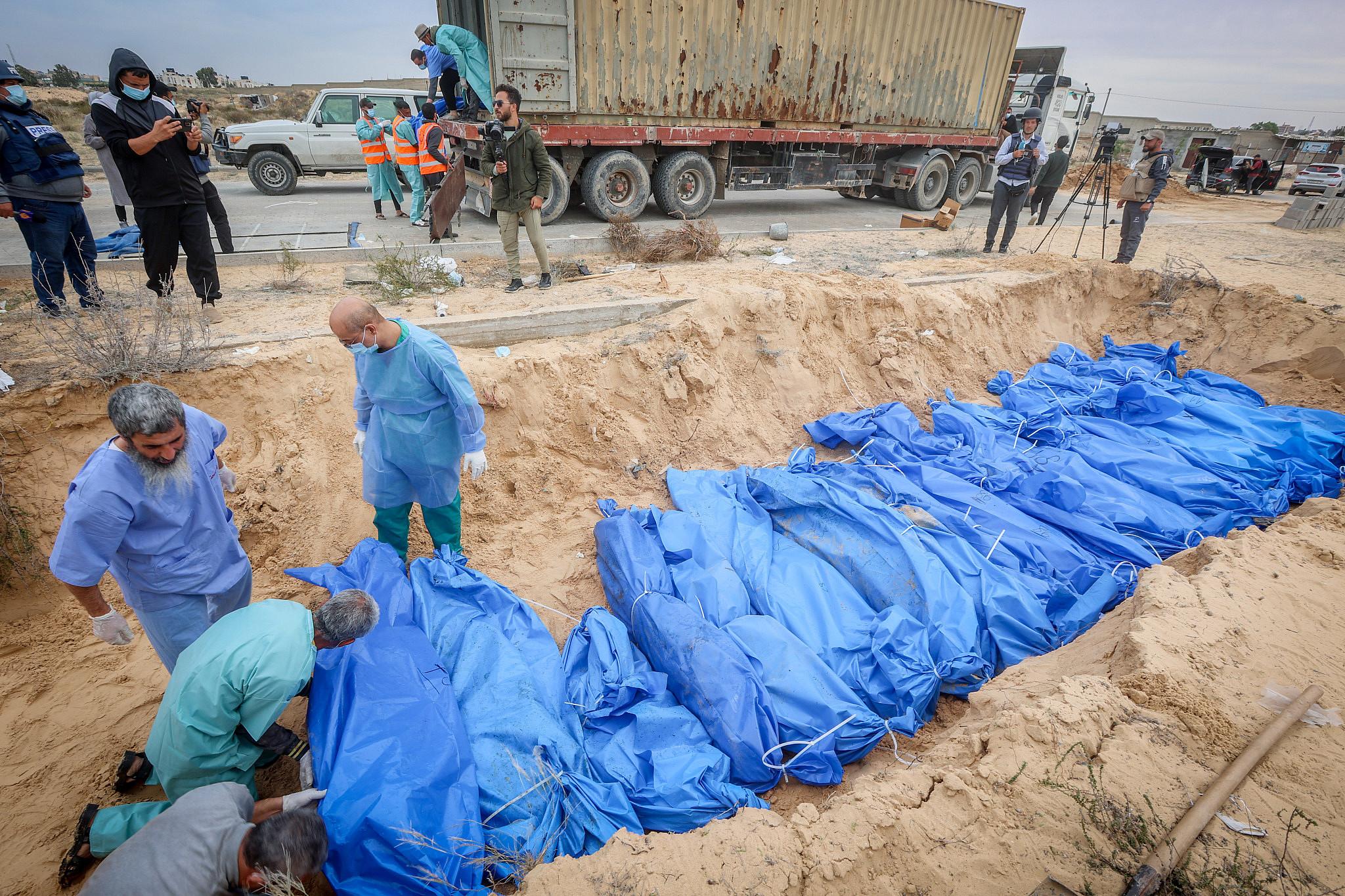 شهادات عاملين في المجال الإنساني تكشف إعادة مئات الجثامين مجهولة الهوية ومعتقلين من غزة عبر معبر كرم أبو سالم وسط غياب الشفافية وصعوبات في تحديد مصير المفقودين.