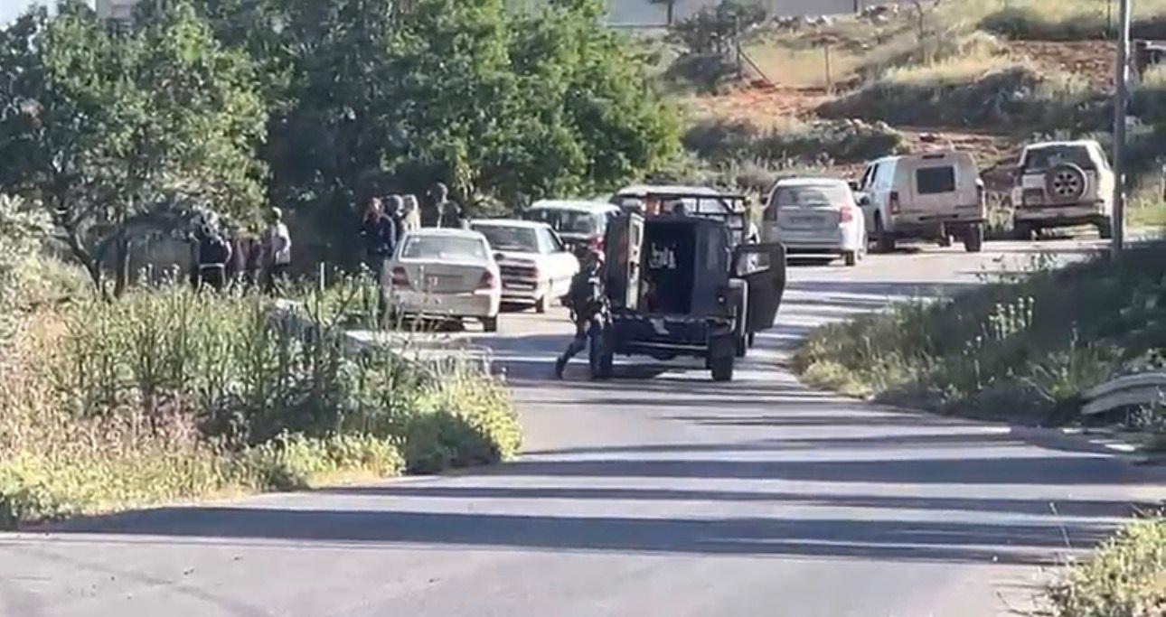 مستوطنون مسلحون يعتدون على رعاة ومنازل المواطنين بحماية قوات الاحتلال وسط تصدي الأهالي للهجمات