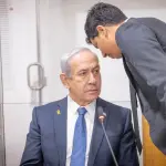 الشرطة الإسرائيلية تحقق مع رئيس طاقم مكتب نتنياهو بشبهة تسريب وثائق سرية