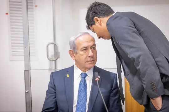 الشرطة الإسرائيلية تحقق مع رئيس طاقم مكتب نتنياهو بشبهة تسريب وثائق سرية