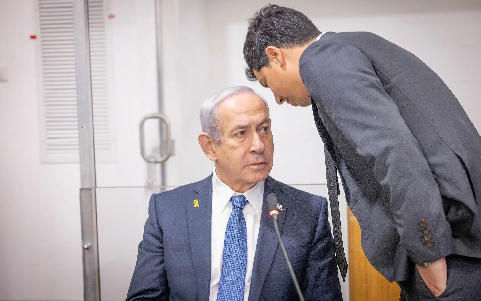 الشرطة الإسرائيلية تحقق مع رئيس طاقم مكتب نتنياهو بشبهة تسريب وثائق سرية