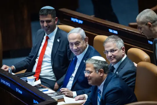 استطلاع: أغلبية في إسرائيل تؤيد العفو عن نتنياهو وتمثيل الائتلاف يرتفع دون قدرة على تشكيل حكومة