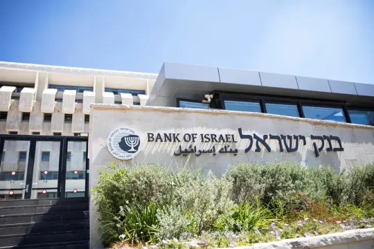 بنك إسرائيل يخفض الفائدة إلى 3.75% وسط تباطؤ التضخم وتعافي حذر للاقتصاد بعد الحرب