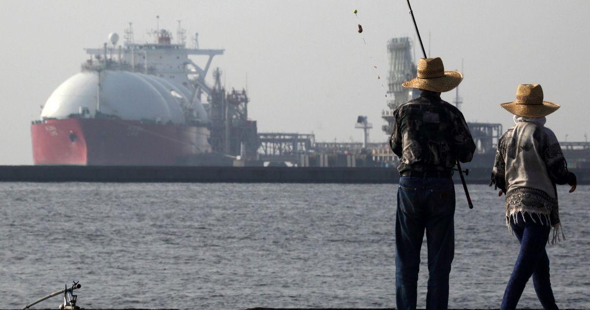 مشترو الغاز الطبيعي المسال في آسيا وأوروبا يتسابقون لتأمين الشحنات المحدودة بعد الهجوم على منشأة "رأس لفان"