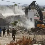 إخطارات بهدم عشرات المنشآت خلال اقتحامات متواصلة شمال القدس