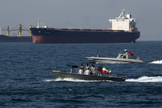 النفط يهبط بأكثر من 5% مع انطلاق محادثات أمريكية إيرانية وترقب إعادة فتح مضيق هرمز