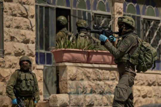 إصابات واحتجاز شبان خلال اعتداءات مستوطنين واقتحام قباطية في الضفة الغربية