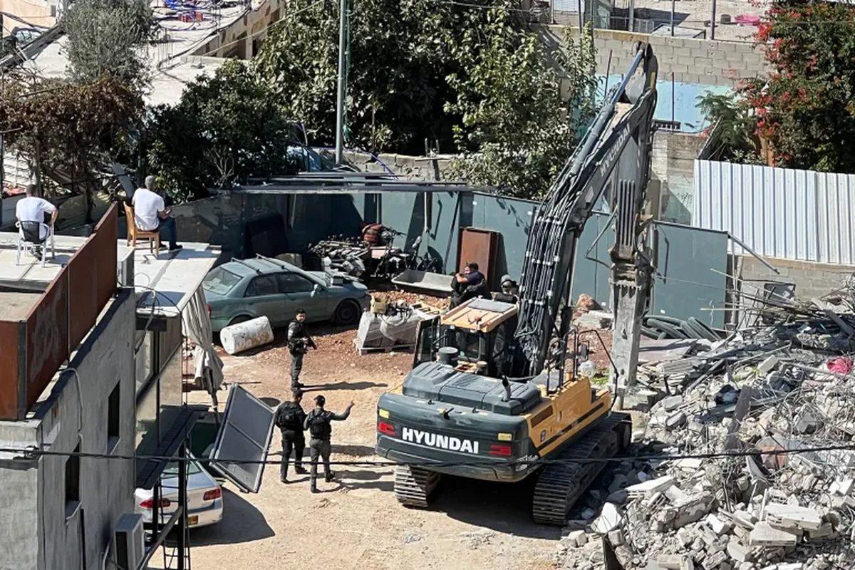 تهديد بالغرامات والتكاليف يدفع عائلة العباسي لهدم منزلها رغم وضعه الصحي الصعب