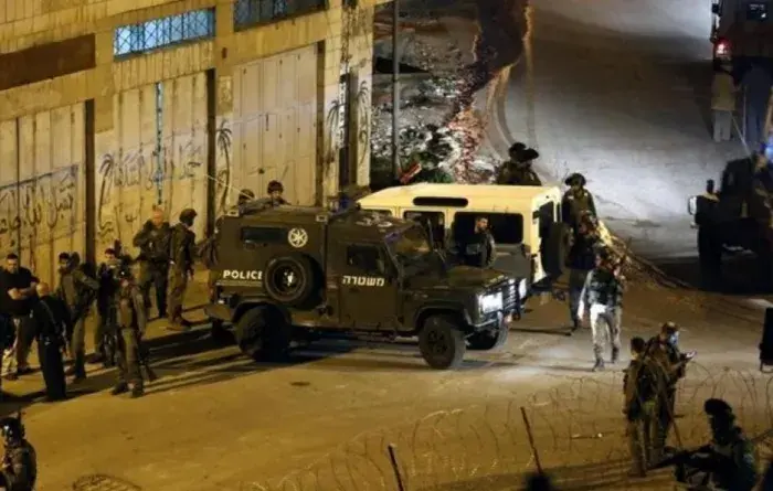 مداهمة منازل وانتشار للمشاة في عدة مناطق بالضفة الغربية فجر الأربعاء