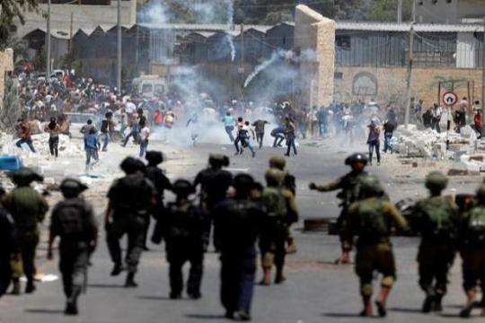 إصابة طفل بقنبلة غاز وعدد من المواطنين بالاختناق خلال قمع مسيرة في دير أبو مشعل