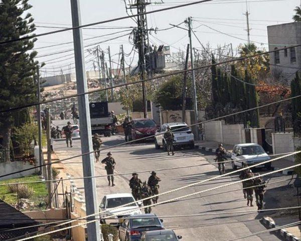 اقتحامات شمال القدس واعتداء على عائلة في الطور واعتقال شبان بالتزامن مع إغلاق مستوطنين طريق جبل الزيتون