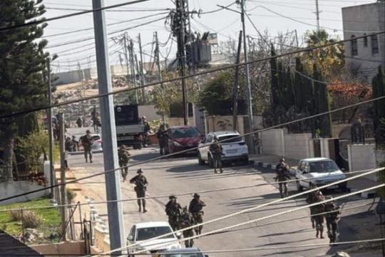 الاحتلال يعتقل فتى خلال اقتحام مخيم قلنديا شمال القدس