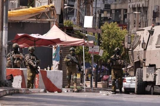 الاحتلال يشدد إجراءاته العسكرية ويغلق مداخل بلدات في الضفة.. واعتداءات للمستوطنين على مركبات المواطنين