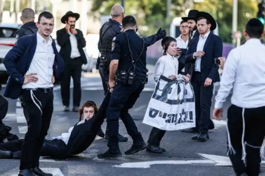 الحريديم يغلقون طرقًا رئيسية وسط إسرائيل رفضًا للتجنيد العسكري