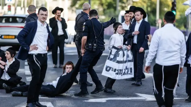 احتجاجات في بني براك تتصاعد بعد استئناف اعتقال المتخلفين عن الخدمة العسكرية