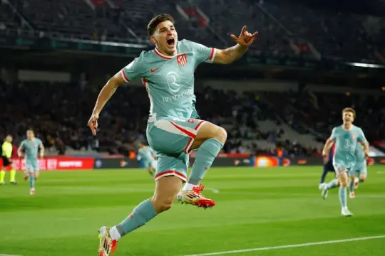أتلتيكو يغلق الباب أمام برشلونة ويتمسك بخوليان ألفاريز