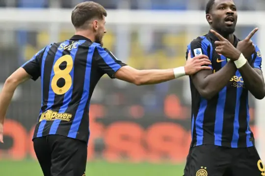 إنتر يقلب تأخره أمام فيورنتينا ويستعيد صدارة الدوري الإيطالي في الوقت القاتل