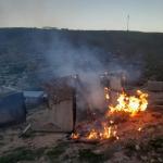 مستوطنون يحرقون منشآت زراعية ويلاحقون مركبة شمال شرق القدس