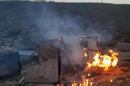 مستوطنون يحرقون منشآت زراعية ويلاحقون مركبة شمال شرق القدس