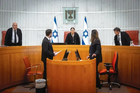رؤساء المحكمة العليا الإسرائيلية السابقون يحذرون: رفض أحكام القضاء يقود إلى الفوضى