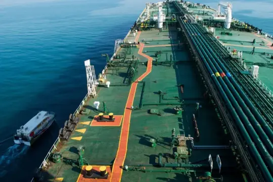 زيادة السرعة والمخاطر: ناقلات النفط العملاقة تتنقل عبر مضيق هرمز وسط توترات إيران–أميركا