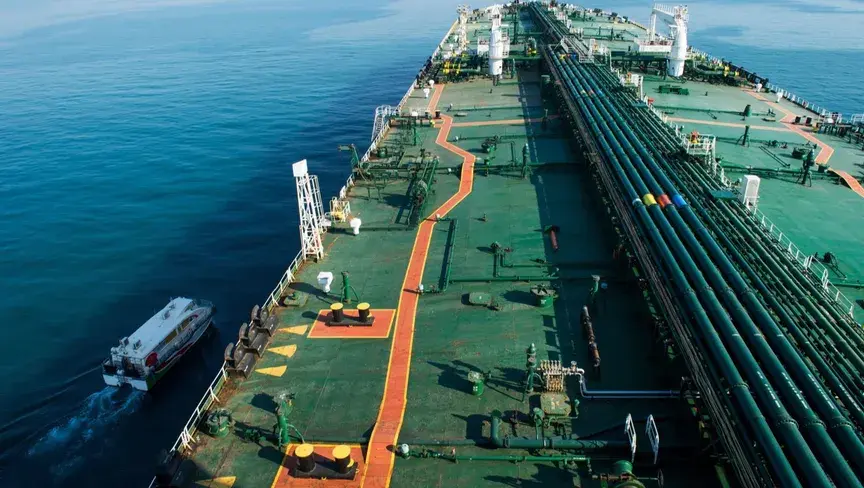 زيادة السرعة والمخاطر: ناقلات النفط العملاقة تتنقل عبر مضيق هرمز وسط توترات إيران–أميركا