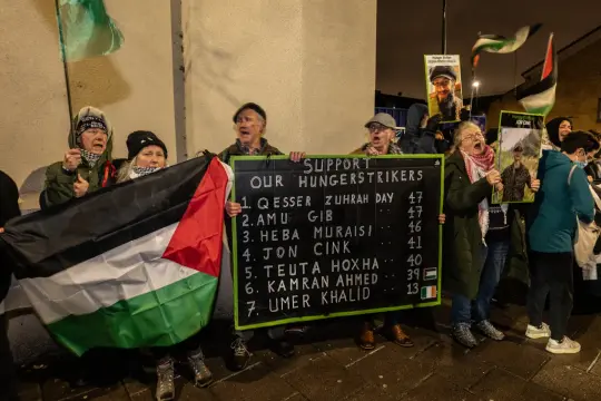 تصاعد حملات التضامن في بريطانيا مع نشطاء "فلسطين أكشن" المضربين عن الطعام