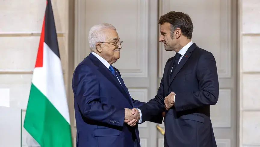 الرئيس الفرنسي يعلن عن تشكيل لجنة مشتركة مع السلطة الفلسطينية للعمل على دستور جديد ودعم إنساني لغزة بقيمة 100 مليون يورو