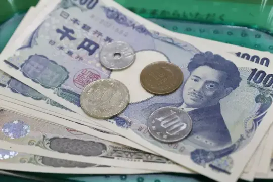 الين يسجل أكبر قفزة يومية في 6 أشهر وسط تكهنات بتدخل ياباني وشيك