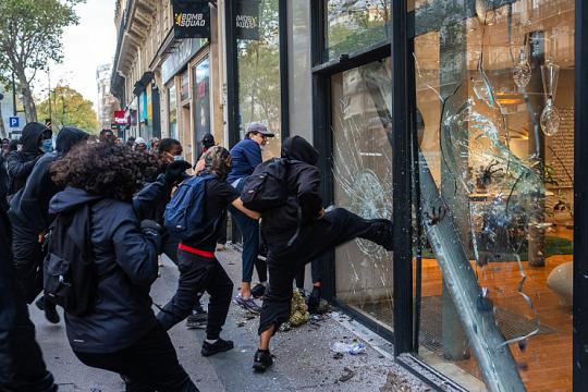 احتجاجات فرنسا: 2,400 معتقل وأضرار بمئات ملايين اليوروهات