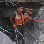 الدفاع المدني ينتشل جثامين 5 شهداء جدد من حي الزيتون