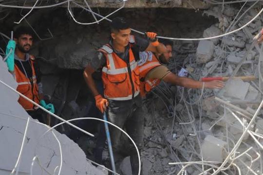 الدفاع المدني ينتشل جثامين 5 شهداء جدد من حي الزيتون